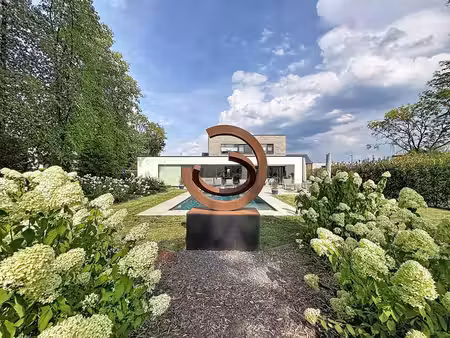 villa de standing avec piscine et proche des commodités