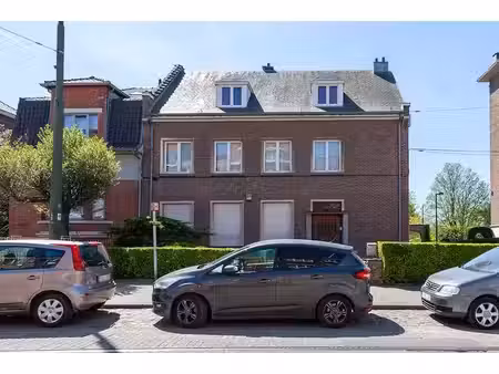 une maison unifamiliale avec jardin
