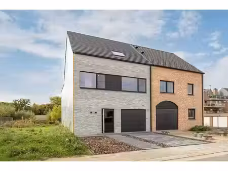 bâtiment neuf fermé avec 4 chambres  2 salles de bains  gara