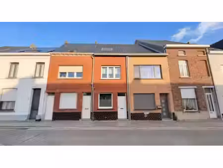 maison prête à être occupée avec 4 chambres et jardin