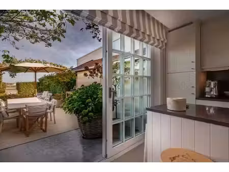 découvrez cette charmante maison prête à emménager.