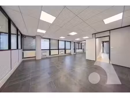 plateau de bureaux de 193m2 - rez-de-chaussée avec parking.