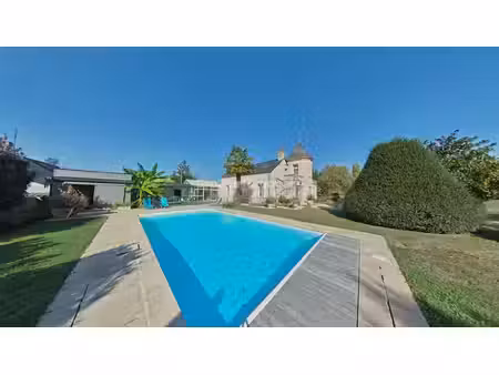 propriété avec piscine  hangar et 6 garages près de saumur
