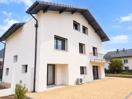 appartement entièrement rénové avec jardin et terrasse
