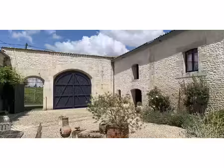 maison contemporaine avec piscine et jardin brie-sous-archiac (17)