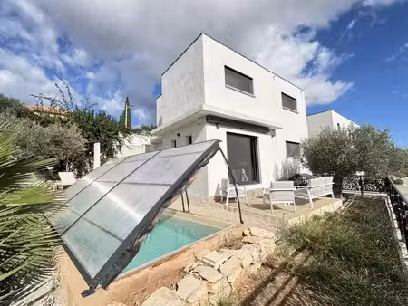 la garde maison récente avec piscine dans résidence fermée