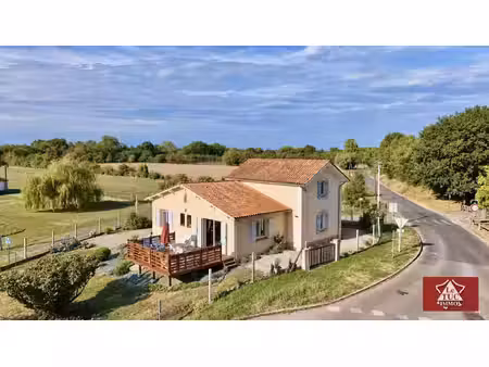 maison en pierre avec jardin