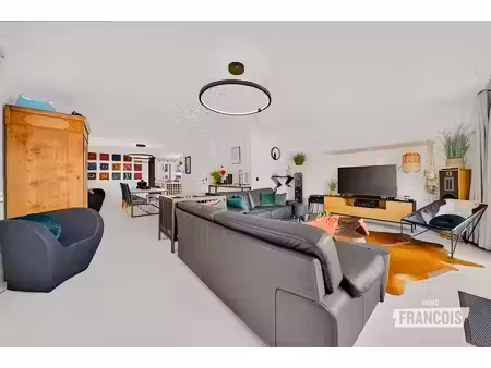 appartement d'angle rénové à vendre à de haan !