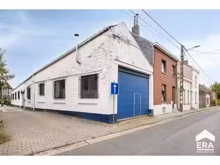 vaste entrepot avec appartement