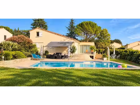 maison avec piscine et jardin châteauneuf-le-rouge (13)