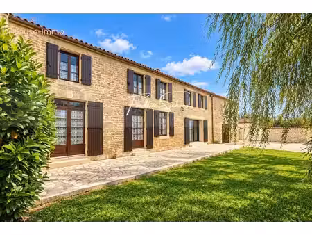 coivert charentaise de 185 m² avec grandes dépendances et terrain de 1 497 m²