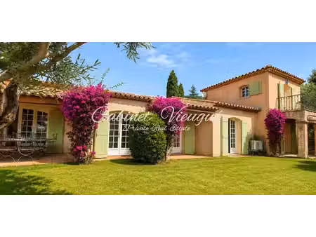 villa avec piscine en bord de mer grimaud (83)