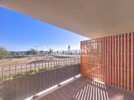 a louer : saint cyr l ecole  appartement de 2 pièces de 41.72 m2 avec loggia  parking et c