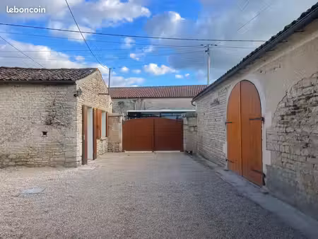 location maison 2 pièces meublée avec cour et dépendances