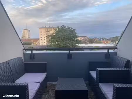 à louer – duplex meublé entièrement refait à neuf avec garage et terrasse – colmar saint-j