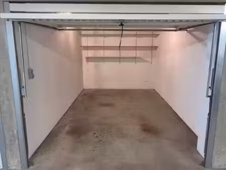 a loue garage fermé + 16m2