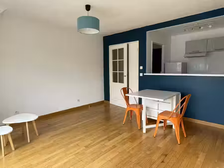 3 pieces avec balcon de 4m2 au coeur du village avec parking
