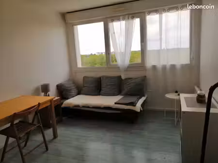 studio : 21 m2 / 470 euros cc