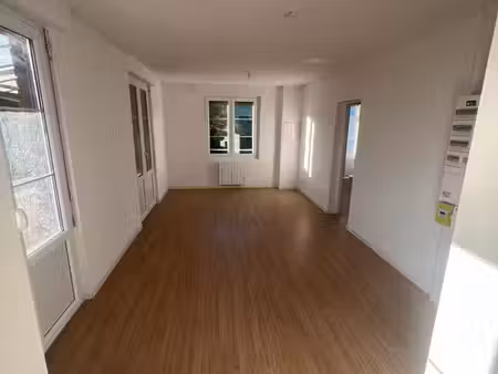 à louer – appartement t3 rénové avec terrasse 80 m²