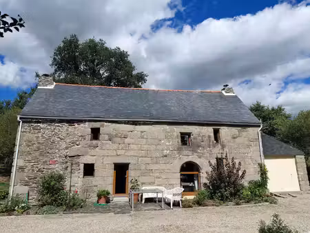 ancien prsbytère dans la campagne de kergrist moelou à 167 0