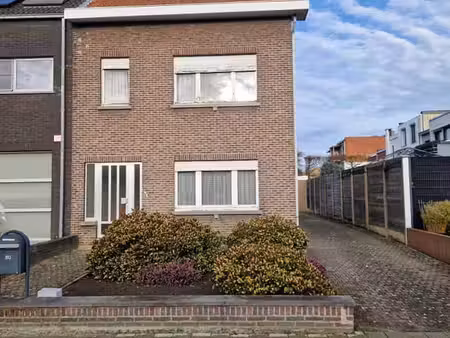 maison jumelée à fort potentiel avec grand stationnement