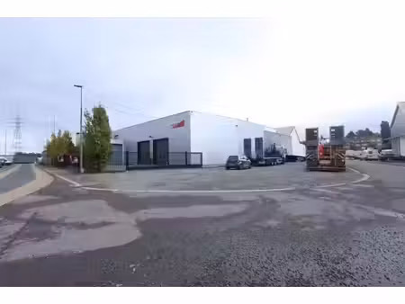 entrepôt 2.500 m² – 4 accès  bureaux et parking