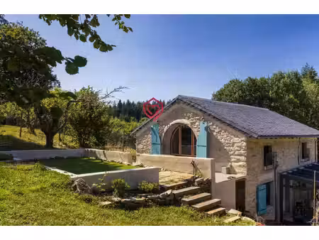 maison au bord d'un lac
