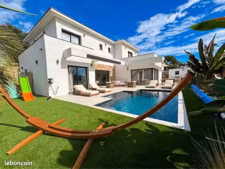 jolie villa contemporaine récente