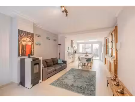une maison étonnamment spacieuse avec garage et jardin urbai