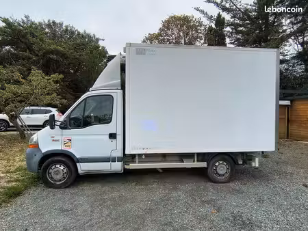 emplacement parking camping car ou bateau sur remorque