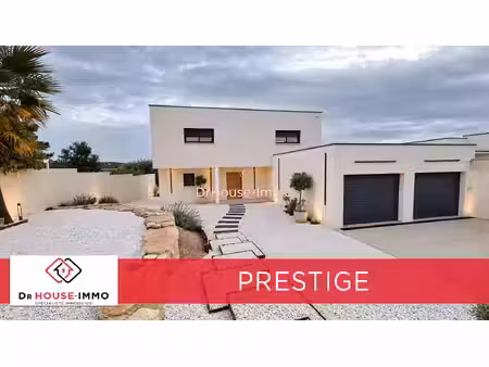 sublime villa d'architecte avec piscine et jardin paysager à nîmes