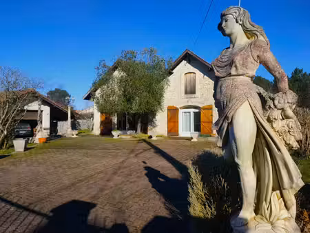grande maison en pierre de 208 m2 à saint-yzan-de-soudiac