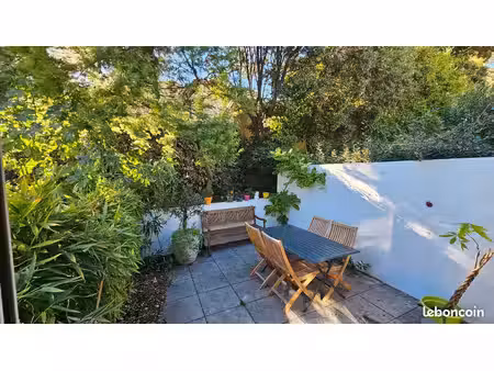 cassis – villa mitoyenne atypique de 92 m² – terrasses – garage – parking – 595 000