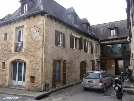 sarlat appt 1er étage avec 2 chambres 500 euros + charges
