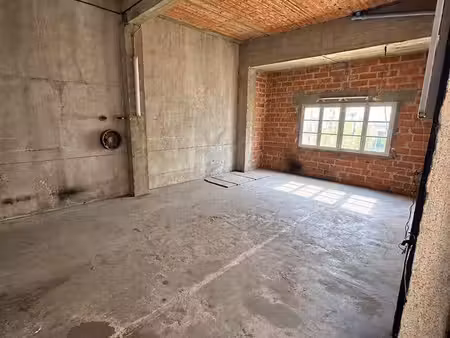 grand garage fermé de 50 m² – centre-ville du creusot
