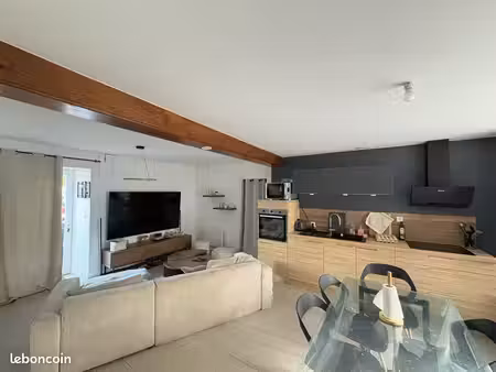 ? maison rénovée 2023 avec courette – 2 chambres – centre bourg – fibre – calme