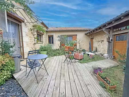 maison avec véranda  annexe et jardin paysager de 3 130 m²