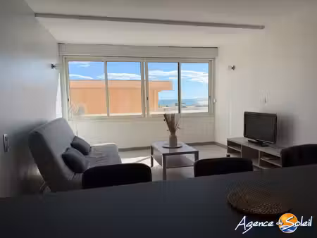 studio refait à neuf avec petite vue mer