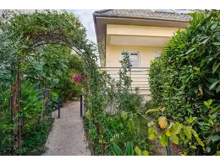 maison 6 chambres 215 m2 - terrain 347 m² - residentiel - au calme