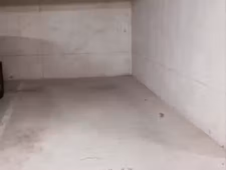 place de stationnement en sous-sol sécurisé
