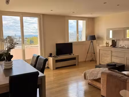 t3 65 m² dernier étage – vue panoramique lyon – balcon – parking sécurisé