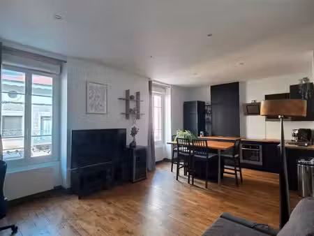 appartement t2 de 50 m² entièrement rénové – oullins centre – métro  jardin et cave