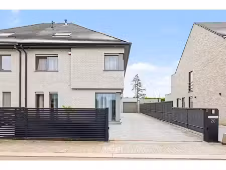 maison mitoyenne spacieuse dans un quartier calme et familia