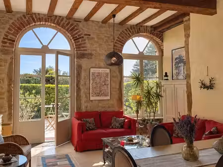 duplex de charme dans magnifique bâtisse en pierres dorées - 2 terrasses  accès direct au 