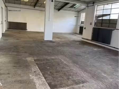 grand local de stockage sécurisé 140 m² – vaulx-en-velin
