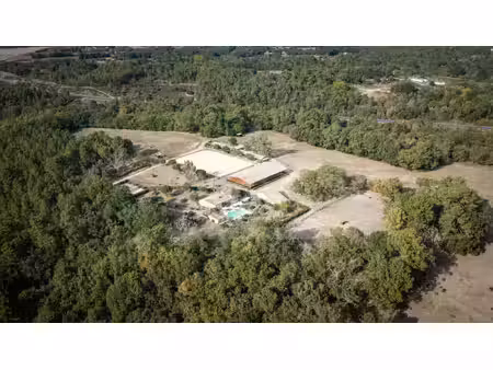 propriété équestre sur plus de 21 hectares trois logements
