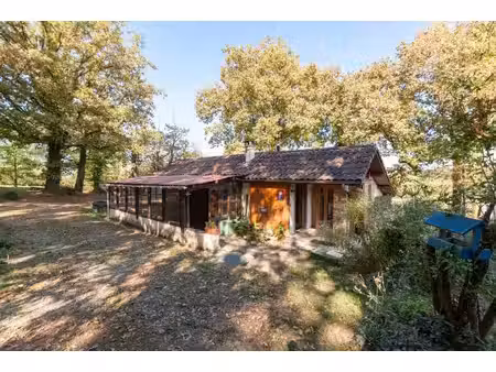 vielle-tursan – une maisonnette singulière au cœur d’un terrain boisé de 4 800 m²