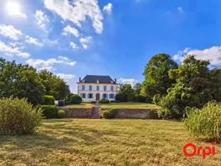 manoir du xixᵉ siècle à saint-porchaire — jardin arboré  piscine et maison d’amis
