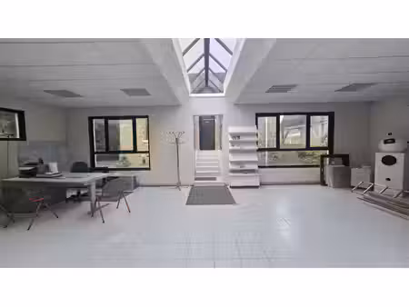 bureaux de 120m2 divises en 2 parties sur 750m2 de terrain c