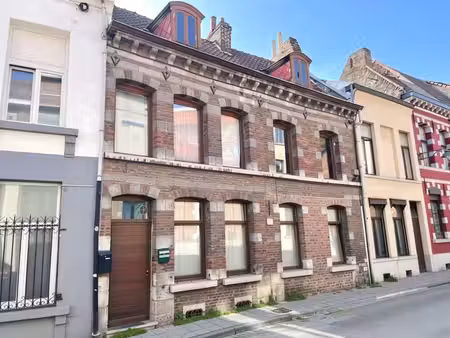 immeuble avec deux appartements 1ch.  cour et caves